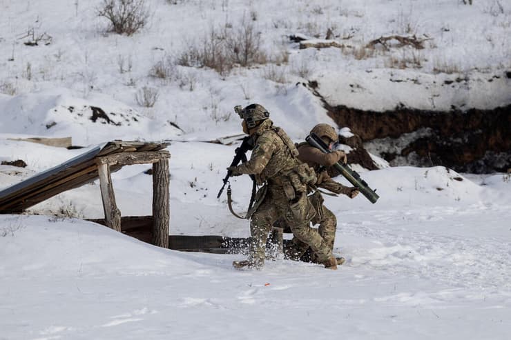 תרגיל של צבא אוקראינה באזור דונייצק חבל דונבאס בצל מלחמה מול רוסיה 28 בינואר