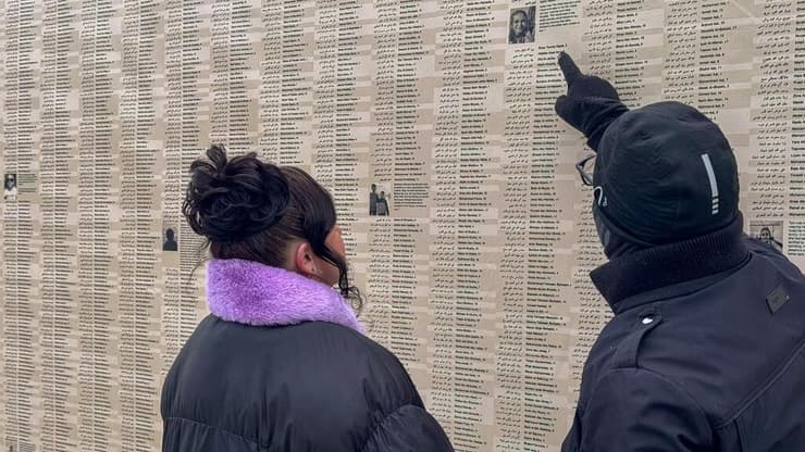 המייצג "קיר הדמעות" של  פיל ביולר בברוקלין