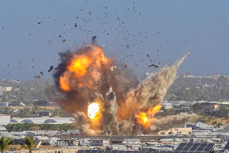 תקיפה בחאן יונס (צילום: Bashar Taleb / AFP) תקיפה בחאן יונס