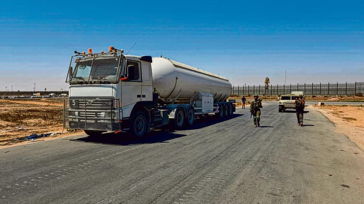 "תופעה חמורה שהולכת ומתגברת". משאית ממתינה להיכנס לרצועה (צילום: יואב זיתון) משאית ממתינה להיכנס לרצועת עזה ליד מעבר כרם שלום (למשאית אין קשר לנאמר בכתבה)