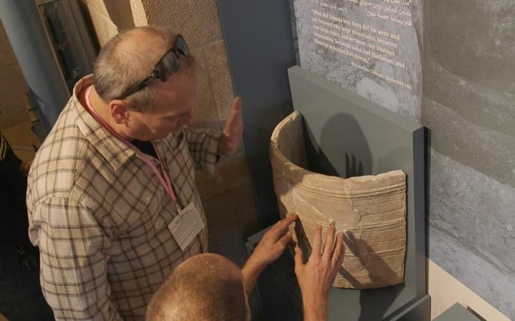 הכלי מימי בית שני בתצוגה (צילום: אמיל אלג'ם, רשות העתיקות) הכלי מימי בית שני בתצוגה