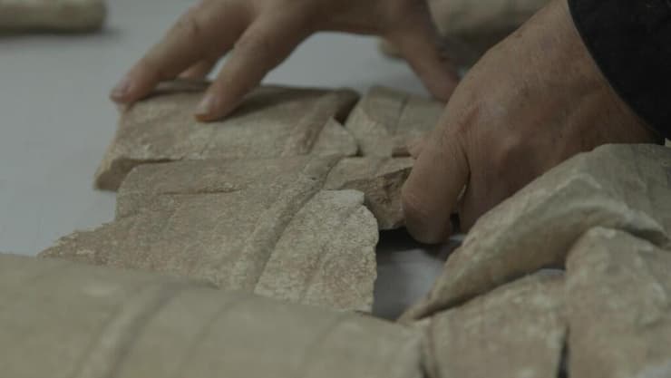 עבודות לאיחוי הכלי שנמצא שבור בגליל (צילום: אמיל אלג'ם, רשות העתיקות) עבודות לאיחוי הכלי שנמצא שבור בגליל