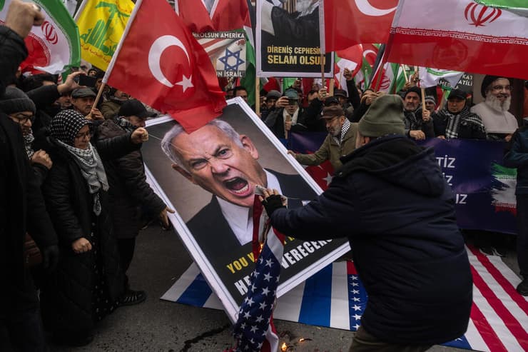 תומכי איראן שורפים את דגל ישראל ארה"ב ותמונות של טראמפ ו נתניהו מול קונסוליית ארה"ב ב איסטנבול טורקיה