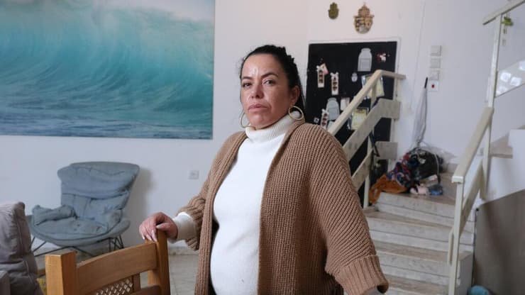 ימית לוין, גרושה ואם לשניים, מרוויחה משכורת ימית לוין, גרושה ואם לשניים, מרוויחה משכורת נמוכה, לא זכאית להיכלל ברשימת ההמתנה לדיור הציבורינמוכה, לא זכאית להיכלל ברשימת ההמתנה לדיור הציבורי