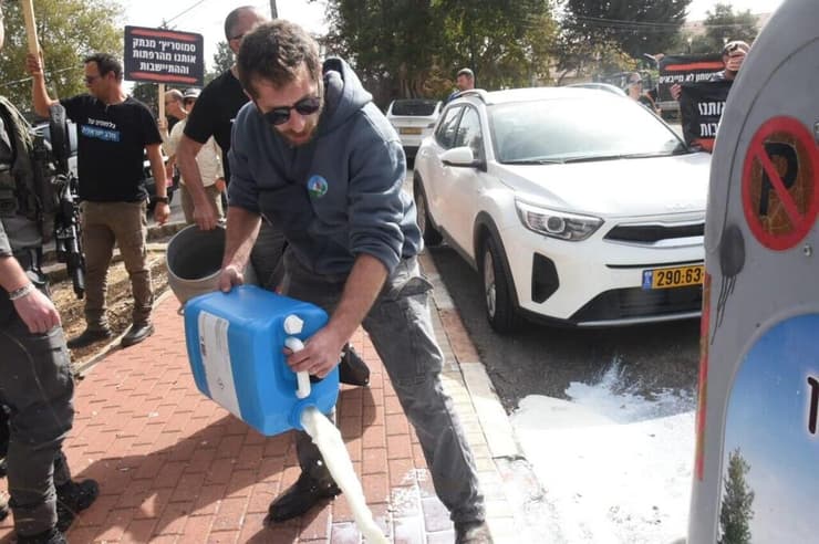 הפגנה של הרפתנים מחוץ לישיבת הממשלה בקריית שמונה