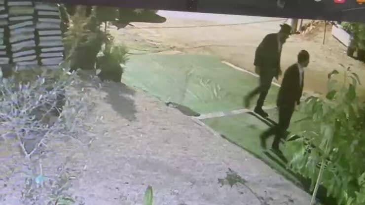 תיעוד: צעירים חרדים שודדים משתלה של פלסטיני בכפר לובן