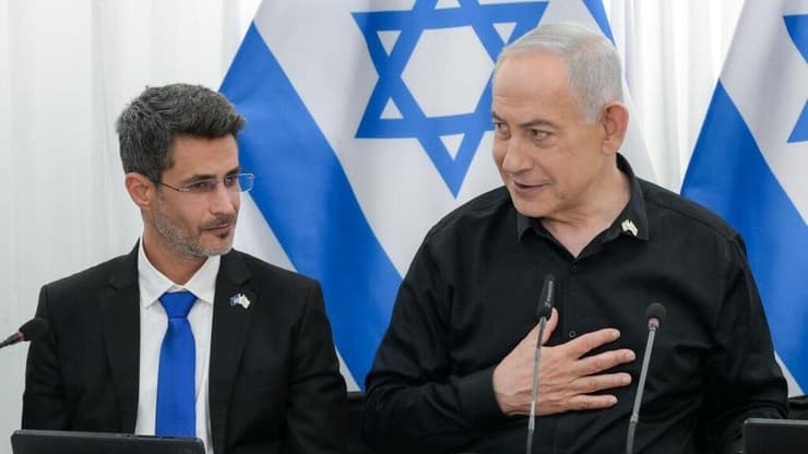 הצטרף ברגע האחרון. נתניהו לצד שטרן בישיבה בפברואר (צילום: מעיין טואף/ לע״מ) ישיבת הממשלה בקריית שמונה