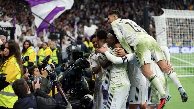 שחקני ריאל חוגגים עם אמבאפה את השער הדרמטי (צילום: Thomas COEX / AFP) ריאל חוגגת