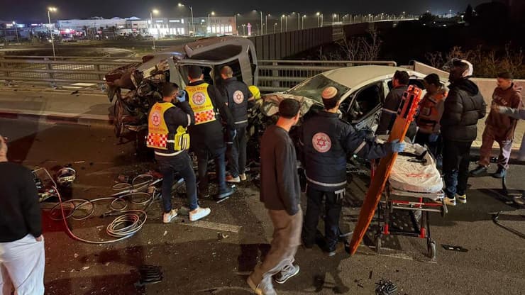 זירת התאונה ליד חדרה (צילום: תיעוד מבצעי מד"א) זירת תאונת הדרכים הקטלנית ליד מחלף אולגה-חדרה