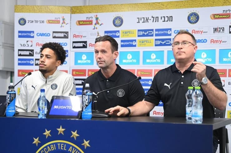 מאמן מכבי ת"א רוני דיילה לצד טייריס אסנטה