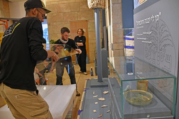 הקמת התערוכה במשכן הכנסת (צילום: אמיל אלג'ם, רשות העתיקות) הקמת התערוכה במשכן הכנסת