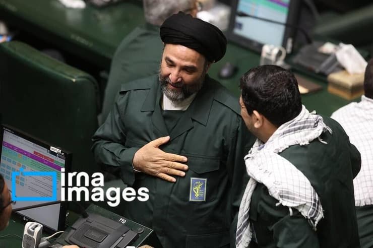 חברי פרלמנט באיראן לובשים את מדי משמרות המהפכה לישיבה הבוקר