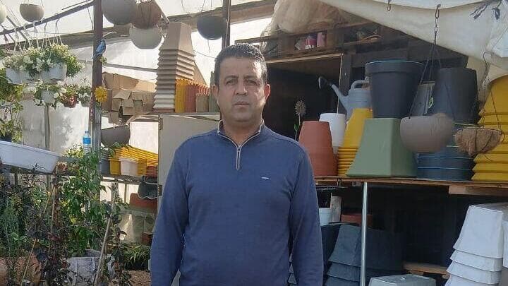 ראאד אבו סאלם במשתלה שנשדדה בכפר לובן