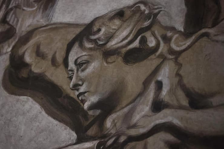 ציור הקיר בכנסייה ברומא שעורר סערה. "על מה כל הבלאגן?", תהה הכומר (צילום: REUTERS/Vincenzo Livieri) ציור ב כנסייה ב רומא של מלאך שדומה מאוד ל ראש ממשלת איטליה ג'ורג'ה מלוני