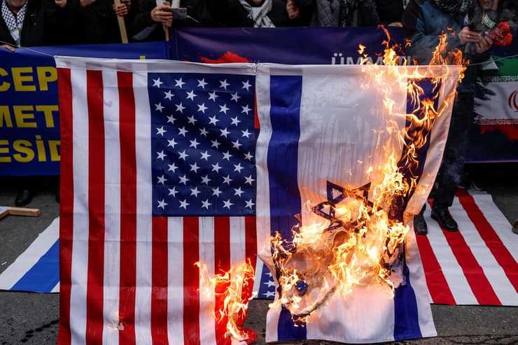 תומכי איראן שורפים את דגל ישראל ארה"ב ותמונות של טראמפ ו נתניהו מול קונסוליית ארה"ב ב איסטנבול טורקיה