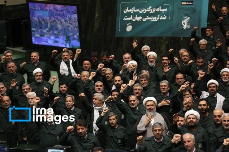 הפרלמנט האיראני, הבוקר חברי פרלמנט באיראן לובשים את מדי משמרות המהפכה לישיבה הבוקר