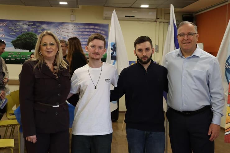 מימין: מנכ"ל רשת "אורט" רז פרויליך, מתן ואופיר אנגרסט ומנכ"לית "אורט קריית ביאליק" רעיה טובול  