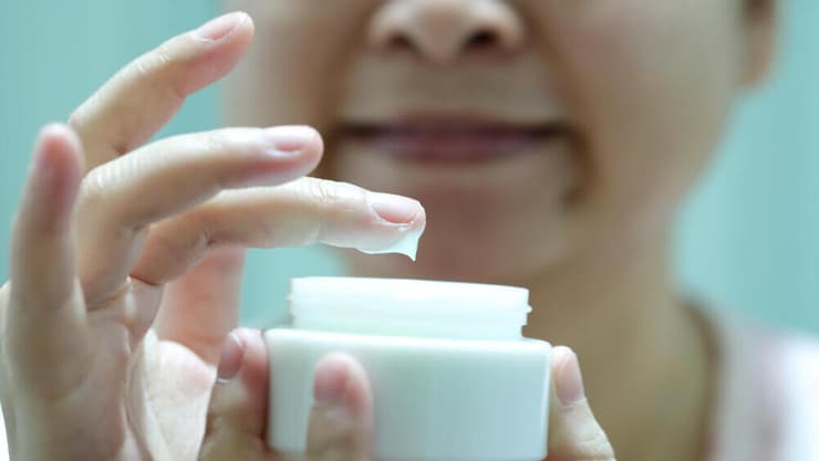 אישה עם קרם קוסמטי