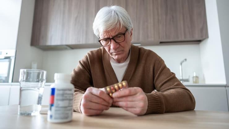 מבוגרים רבים מפספסים תרופות בגלל קושי לזכור משטר נטילה (צילום: Shutterstock) תרופות, זקנה, תרופה, קשיש