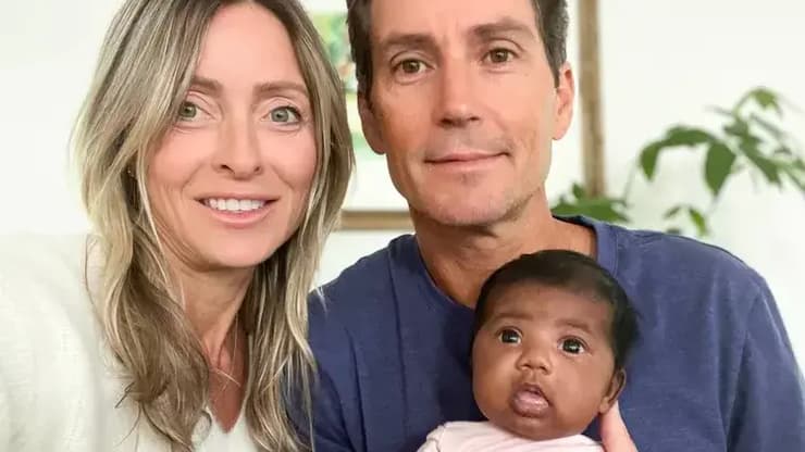 טיפאני סקור וסטיבן מילס עם בתם שיי סקור-מילס, שלפי בדיקות DNA אינה קשורה אליהם גנטית (צילום: באדיבות Steven Mills) טיפאני סקור וסטיבן מילס