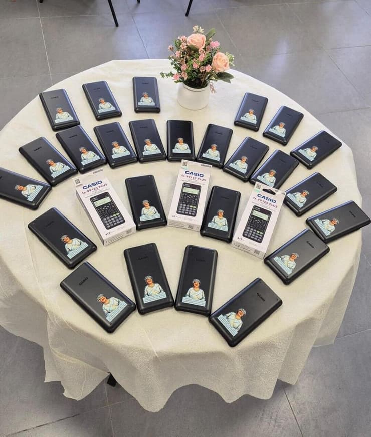 המחשבונים עם תמונת המורה הנערצת למתמטיקה, יהודית אוחנה