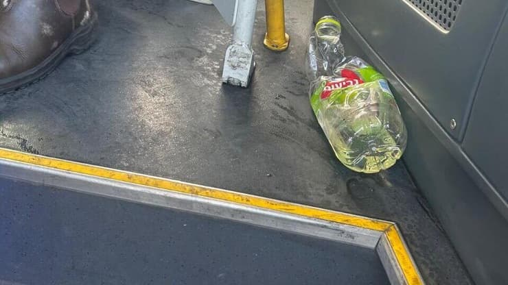 הבקבוק ששימש לניסיון ההצתה (צילום: דוברת המשטרה) הבקבוק שהכיל חומר דליק ונעשה בו שימוש על ידי החשוד