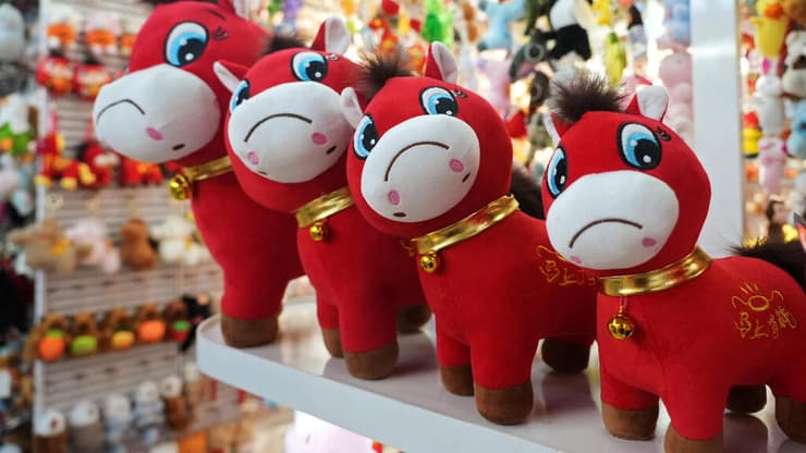 בובת "הסוס העצוב" בעיר Yiwu, סין (צילום: REUTERS/Nicoco Chan) בובת "הסוס העצוב"