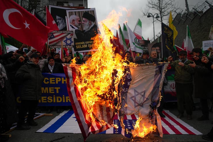 תומכי איראן שורפים את דגל ישראל ארה"ב ותמונות של טראמפ ו נתניהו מול קונסוליית ארה"ב ב איסטנבול טורקיה