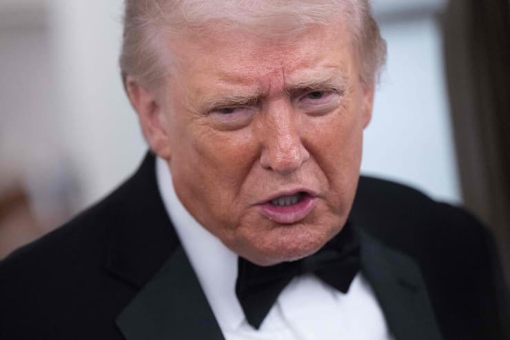 נשיא ארה"ב דונלד טראמפ משוחח עם כתבים תקשורת ב מטוס אייר פורס 1 בדרך מוושינגטון לפלורידה