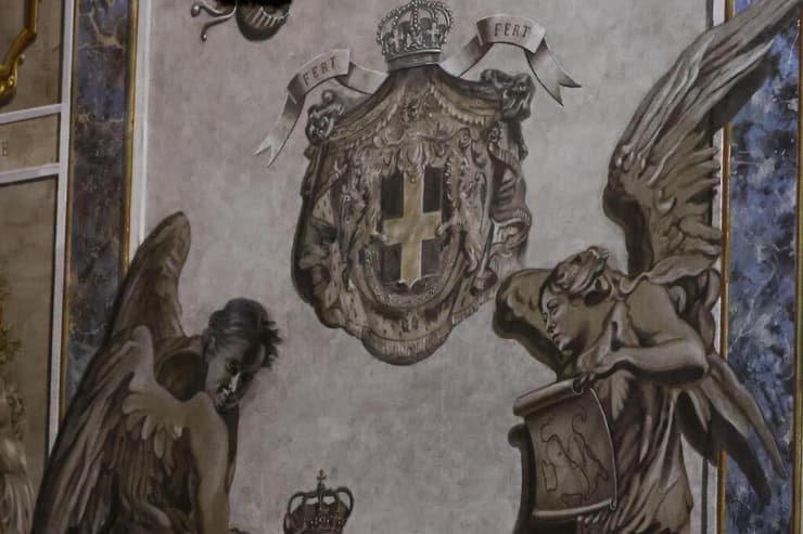 צילום: REUTERS/Vincenzo Livieri ציור ב כנסייה ב רומא של מלאך שדומה מאוד ל ראש ממשלת איטליה ג'ורג'ה מלוני