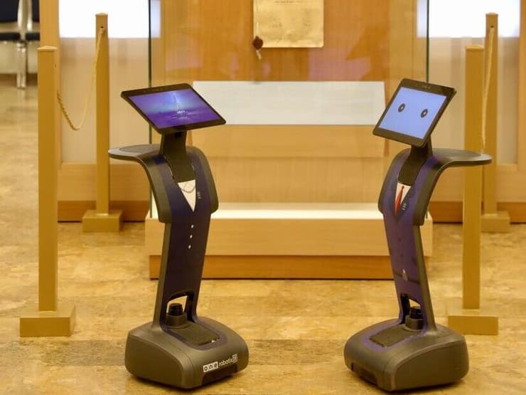 רובוטים שעורכים סיורים במשכן הכנסת