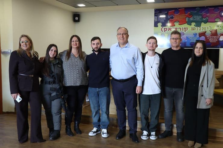 "הם פשוט אמרו לי: 'תעזוב הכול, לך תילחם על אח שלך'". משפחת אנגרסט עם צוות "אורט" בטקס "יום המילה הטובה"  