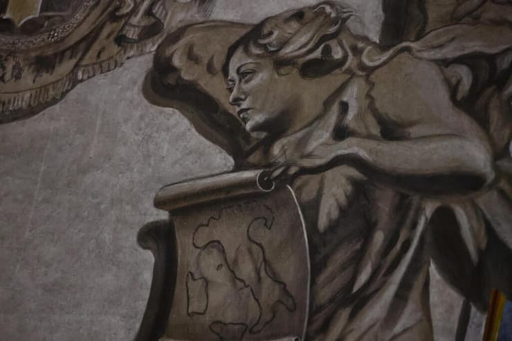 הציור בבזיליקת סן לורנצו אין לוצ'ינה, יצירה שנעשתה במקור רק בשנת 2000 - כך שאינה מוגנת תחת כללי שימור המורשת (צילום: REUTERS/Vincenzo Livieri) ציור ב כנסייה ב רומא של מלאך שדומה מאוד ל ראש ממשלת איטליה ג'ורג'ה מלוני