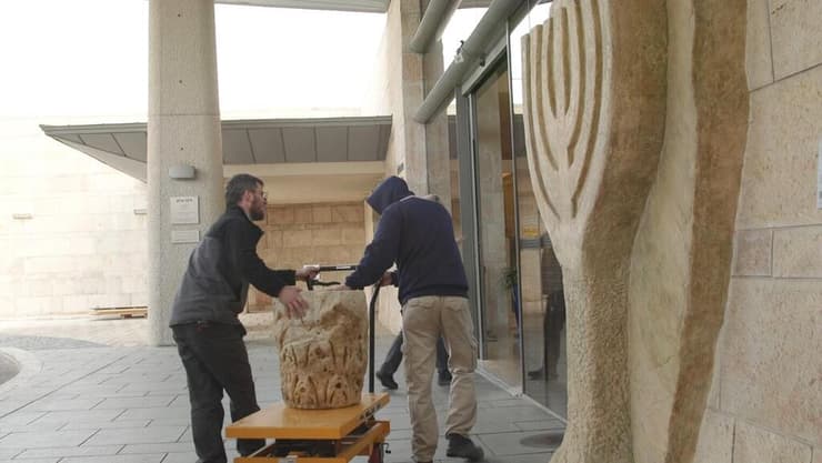 כותרת רומית מובאת לתערוכה במשכן הכנסת (צילום: אמיל אלג'ם, רשות העתיקות) כותרת רומית מובאת לתערוכה במשכן הכנסת