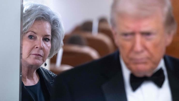 "המבוגר האחראי", סוזי וויילס (צילום: SAUL LOEB / AFP) ראש הסגל של הבית הלבן סוזי וויילס מביטה ב נשיא טראמפ ב מטוס אייר פורס 1 בדרך מוושינגטון לפלורידה