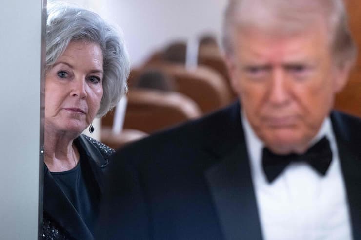 מאחורי הנשיא במטוס הנשיאותי "אייר פורס 1". אסטרטגית ולוביסטית עם ותק של יותר מ-40 שנה בפוליטיקה (צילום: SAUL LOEB / AFP) ראש הסגל של הבית הלבן סוזי וויילס מביטה ב נשיא טראמפ ב מטוס אייר פורס 1 בדרך מוושינגטון לפלורידה