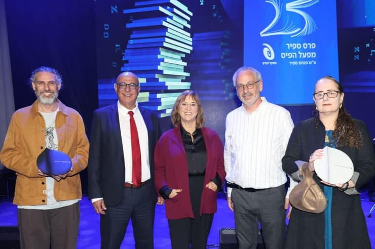 מימין לשמאל: רוני פרצ'ק,  מנכ"ל מפעל הפיס - עו"ד בני דרייפוס, ד"ר רות קלדרון, איציק לארי, ואמיר חרש