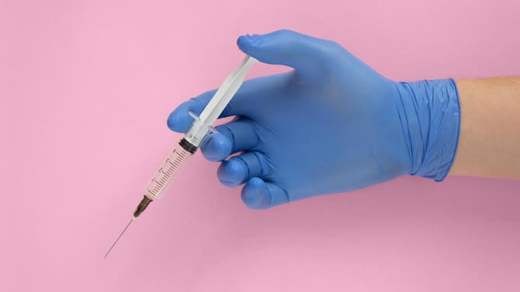 מזרק עם חומצה היאלורונית משמש גם לעיבוי ולהגדלת הפין. אילוסטרציה (צילום: shutterstock) מזרק עם חומצה היאלורונית