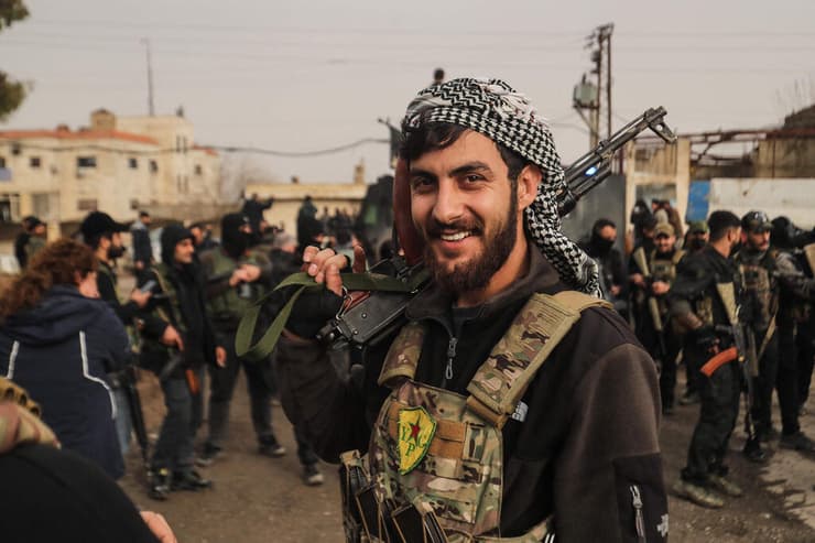 צילום: Delil SOULEIMAN / AFP לוחמים כורדים של SDF צופים מהצד ב כוחות א-שרע נכנסים לעיר אל-חסכה סוריה