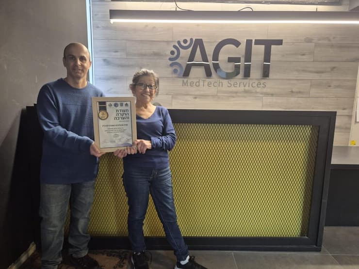 שניים מהעובדים עם תעודת ההוקרה (צילום: האגודה לבריאות הציבור) שניים מהעובדים עם תעודת ההוקרה