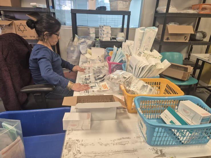 מכינים ערכות (צילום: האגודה לבריאות הציבור) מכינים ערכות