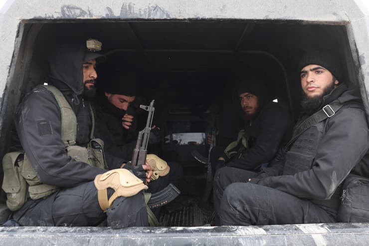 לוחמי המשטר הסורי בדרך לעיר כורדית אחרת, קובאני שבמחוז חלב (צילום: OMAR HAJ KADOUR / AFP) כוחותיו של נשיא סוריה א-רע בדרך לעיר קובאני כובאני בשליטת כורדים במסגרת הסכם מול ה- SDF