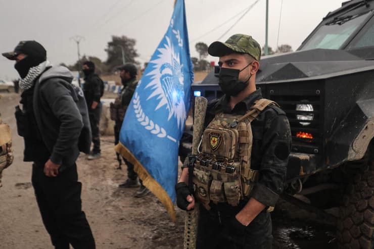 לוחם כורדי צופה מהצד בכוחות המשטר, באל-חסכה (צילום: Delil SOULEIMAN / AFP) לוחמים כורדים של SDF צופים מהצד ב כוחות א-שרע נכנסים לעיר אל-חסכה סוריה