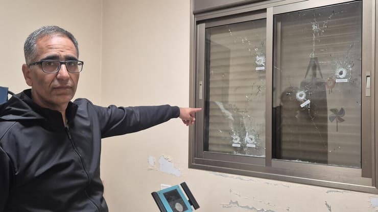 סימני הירי בביתו של חוסיין (צילום: חסן שעלאן) ביתו של אומיה חוסיין