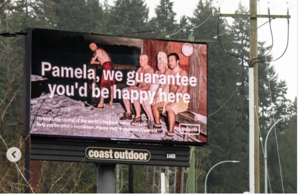 פמלה אנדרסון ושלט הפרסום ליד ביתה