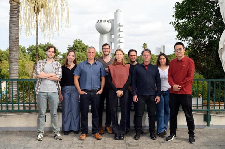 מימין: ווקיאשי יאהו, רחל נבון, ד"ר אלי גלנטי, מעיין זיו, ד"ר מריה סמירנובה, ד"ר אור הדס, פרופ' יוחאי כספי, זהר טל וד"ר גידי יופה (צילום: מכון ויצמן למדע) מימין: ווקיאשי יאהו, רחל נבון, ד"ר אלי גלנטי, מעיין זיו, ד"ר מריה סמירנובה, ד"ר אור הדס, פרופ' יוחאי כספי, זהר טל וד"ר גידי יופה