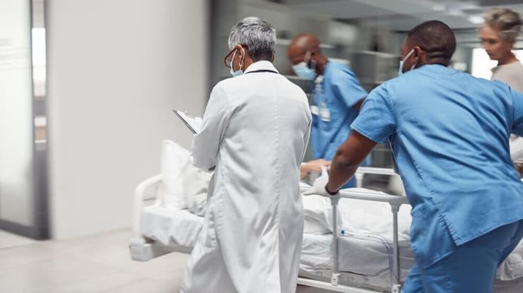 הרופא הבכיר ניסה לבצע החייאה, אך ללא הצלחה. אילוסטרציה (צילום: shutterstock) טיפול נמרץ