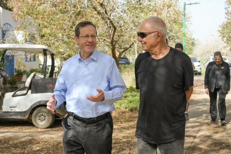 מוזס והנשיא הרצוג בשבילי ניר עוז    