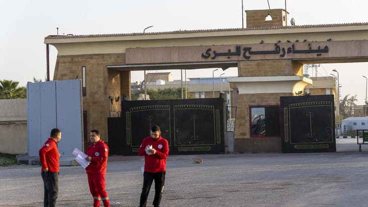 פתיחת מעבר רפיח (צילום: Ali Mustafa/Getty Images) הגעת הפעימה הראשונה של עזתיים שחוזרים לרצ"ע למעבר רפיח
