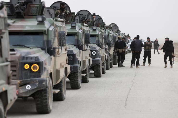 צילום: REUTERS/Khalil Ashawi כוחותיו של נשיא סוריה א-רע שנכנסו לעיר אל-חסכה חסכה באזור שהיה עד כה בשליטת כורדים מ- SDF